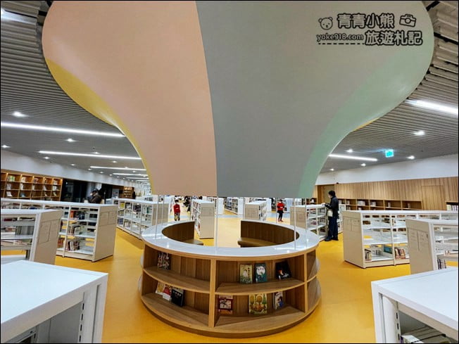台南景點》臺南市立圖書館新總館,好像來到美術館,還有超特別的紅色旋轉樓梯 @青青小熊*旅遊札記 台南景點》臺南市立圖書館新總館,好像來到美術館,還有超特別的紅色旋轉樓梯 @青青小熊*旅遊札記