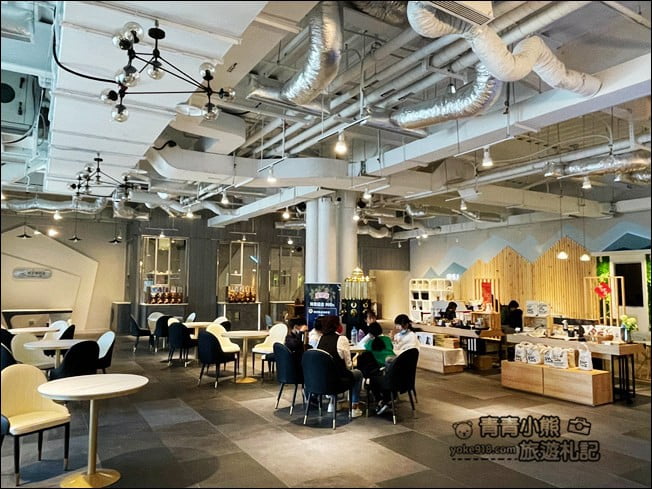 台南景點》臺南市立圖書館新總館,好像來到美術館,還有超特別的紅色旋轉樓梯 @青青小熊*旅遊札記 台南景點》臺南市立圖書館新總館,好像來到美術館,還有超特別的紅色旋轉樓梯 @青青小熊*旅遊札記