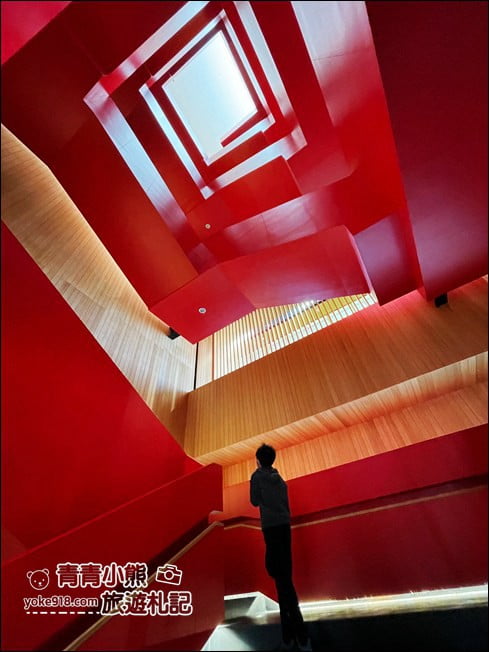 台南景點》臺南市立圖書館新總館,好像來到美術館,還有超特別的紅色旋轉樓梯 @青青小熊*旅遊札記 台南景點》臺南市立圖書館新總館,好像來到美術館,還有超特別的紅色旋轉樓梯 @青青小熊*旅遊札記