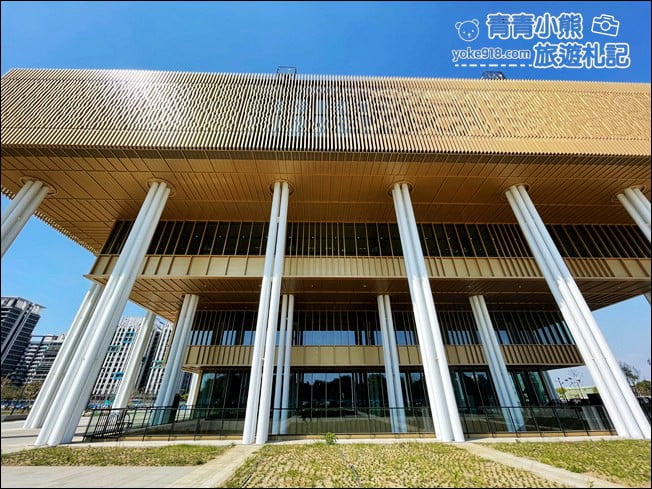 台南景點》臺南市立圖書館新總館,好像來到美術館,還有超特別的紅色旋轉樓梯 @青青小熊*旅遊札記 台南景點》臺南市立圖書館新總館,好像來到美術館,還有超特別的紅色旋轉樓梯 @青青小熊*旅遊札記