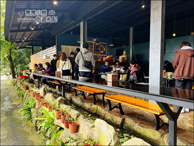 宜蘭景點》頭城流水森林．浮誇系森林河流美食~滿滿蛤蠣蝦子好美味 @青青小熊＊旅遊札記