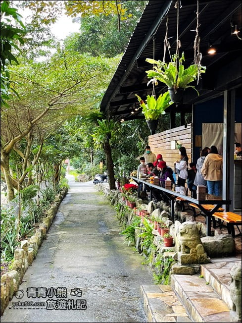 宜蘭景點》頭城流水森林．浮誇系森林河流美食~滿滿蛤蠣蝦子好美味 @青青小熊＊旅遊札記