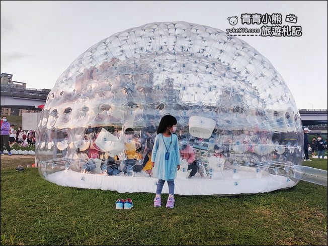 台北景點》2021鴨鴨公園地景藝術展~以雪國為主題，超可愛的鴨鴨雪屋好好拍 @青青小熊＊旅遊札記