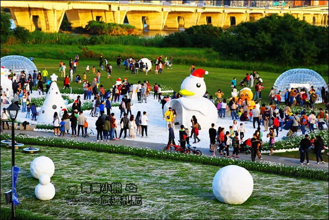 台北景點》2021鴨鴨公園地景藝術展~以雪國為主題，超可愛的鴨鴨雪屋好好拍 @青青小熊＊旅遊札記