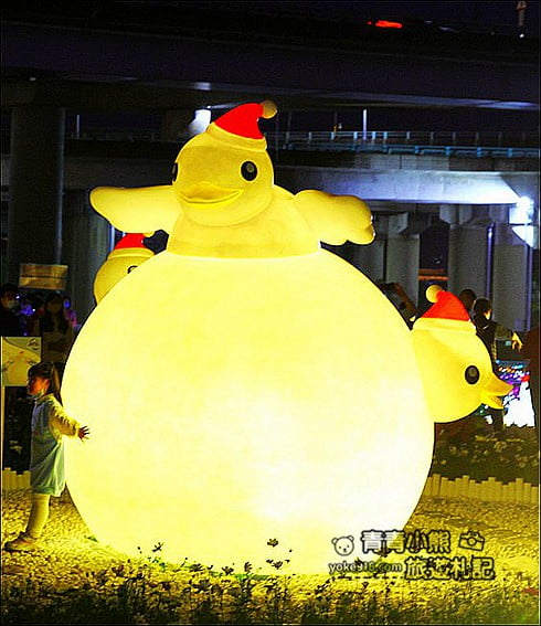 台北景點》2021鴨鴨公園地景藝術展~以雪國為主題，超可愛的鴨鴨雪屋好好拍 @青青小熊＊旅遊札記