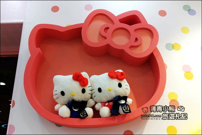 台北新景點》最新Hello Kitty聯名店7-11六福門市~超可愛的Kitty等你來 @青青小熊*旅遊札記 台北新景點》最新Hello Kitty聯名店7-11六福門市~超可愛的Kitty等你來 @青青小熊*旅遊札記