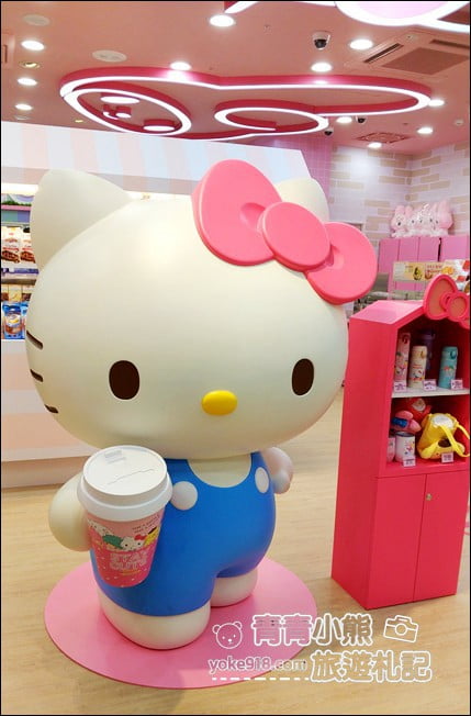 台北新景點》最新Hello Kitty聯名店7-11六福門市~超可愛的Kitty等你來 @青青小熊*旅遊札記 台北新景點》最新Hello Kitty聯名店7-11六福門市~超可愛的Kitty等你來 @青青小熊*旅遊札記