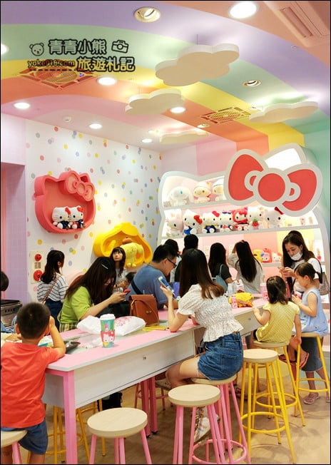 台北新景點》最新Hello Kitty聯名店7-11六福門市~超可愛的Kitty等你來 @青青小熊*旅遊札記 台北新景點》最新Hello Kitty聯名店7-11六福門市~超可愛的Kitty等你來 @青青小熊*旅遊札記