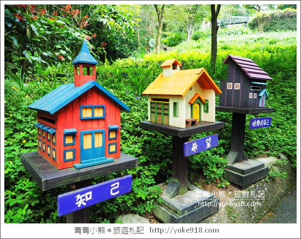 台中新社景觀餐廳》薰衣草森林新社店．森林旋轉木馬~浪漫約會景點 @青青小熊＊旅遊札記