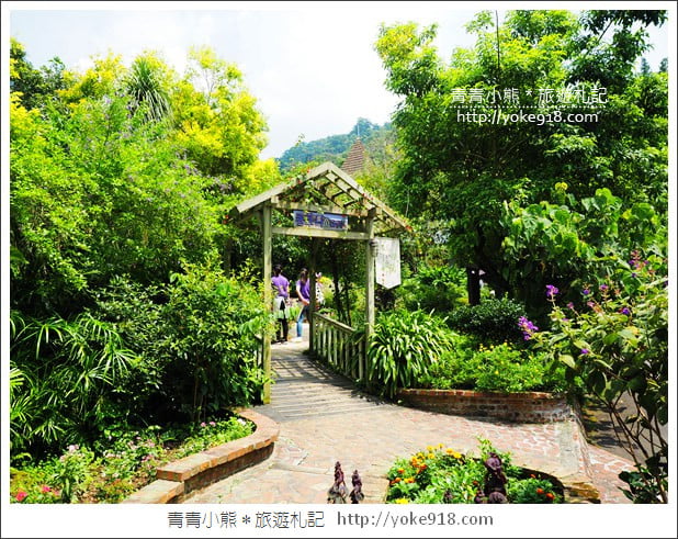 台中新社景觀餐廳》薰衣草森林新社店．森林旋轉木馬~浪漫約會景點 @青青小熊＊旅遊札記