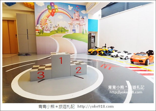 台南親子民宿》台南Fun假旅店．超浮誇溜滑梯親子民宿~把扭蛋機都搬進來 @青青小熊＊旅遊札記