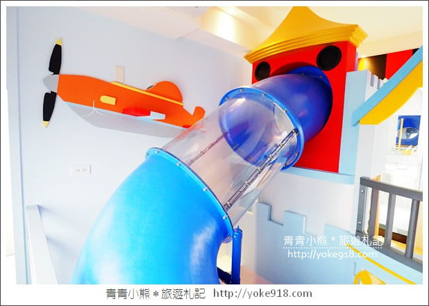 台南親子民宿》台南Fun假旅店．超浮誇溜滑梯親子民宿~把扭蛋機都搬進來 @青青小熊＊旅遊札記