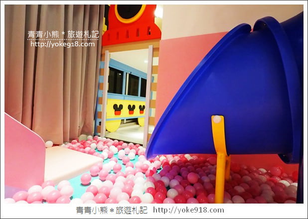 台南親子民宿》台南Fun假旅店．超浮誇溜滑梯親子民宿~把扭蛋機都搬進來 @青青小熊＊旅遊札記