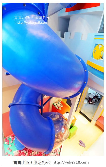 台南親子民宿》台南Fun假旅店．超浮誇溜滑梯親子民宿~把扭蛋機都搬進來 @青青小熊＊旅遊札記
