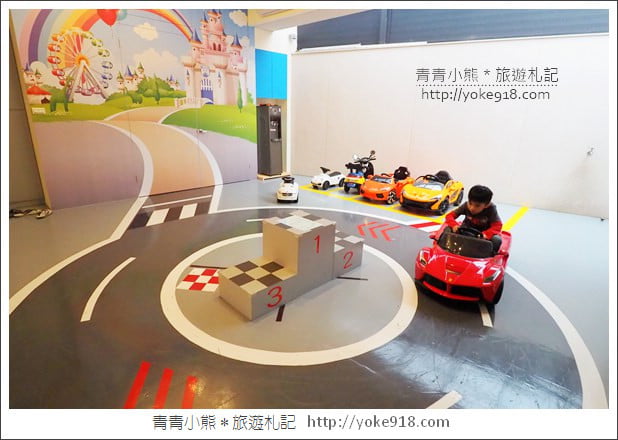 台南親子民宿》台南Fun假旅店．超浮誇溜滑梯親子民宿~把扭蛋機都搬進來 @青青小熊＊旅遊札記