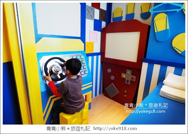 台南親子民宿》台南Fun假旅店．超浮誇溜滑梯親子民宿~把扭蛋機都搬進來 @青青小熊＊旅遊札記