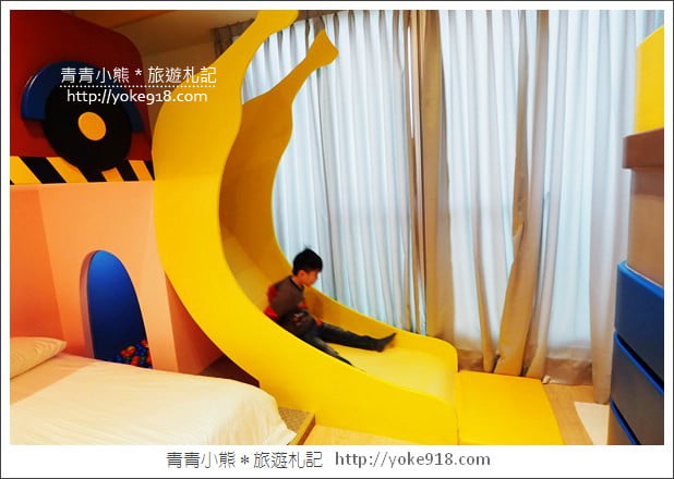 台南親子民宿》台南Fun假旅店．超浮誇溜滑梯親子民宿~把扭蛋機都搬進來 @青青小熊＊旅遊札記