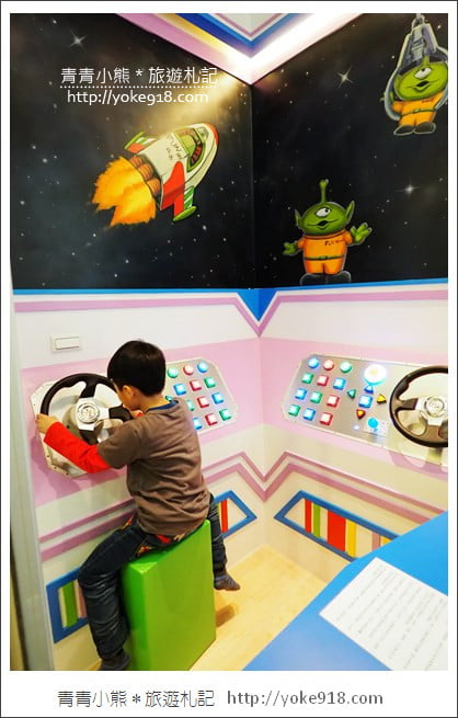 台南親子民宿》台南Fun假旅店．超浮誇溜滑梯親子民宿~把扭蛋機都搬進來 @青青小熊＊旅遊札記
