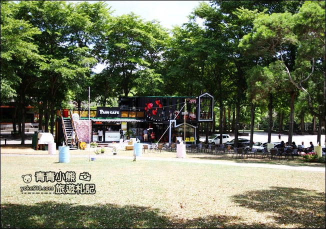 彰化景點》帕司咖啡黑色貨櫃玻璃屋，IG打卡熱點~還有大片草皮可以奔跑 @青青小熊＊旅遊札記