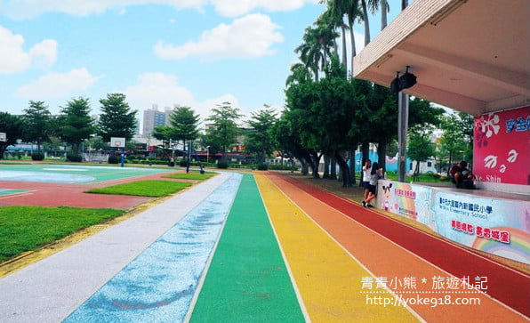 台中IG景點》大里內新國小．彩虹跑道/藍白風建築~這裡也好拍 @青青小熊＊旅遊札記