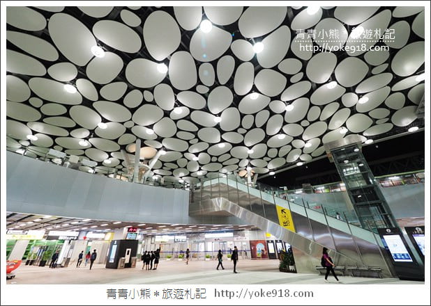 高雄景點》新高雄台鐵火車站.彷彿走進未來世界的時尚森林之中 @青青小熊*旅遊札記 高雄景點》新高雄台鐵火車站.彷彿走進未來世界的時尚森林之中 @青青小熊*旅遊札記
