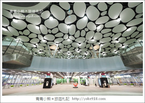 高雄景點》新高雄台鐵火車站．彷彿走進未來世界的時尚森林之中 @青青小熊＊旅遊札記