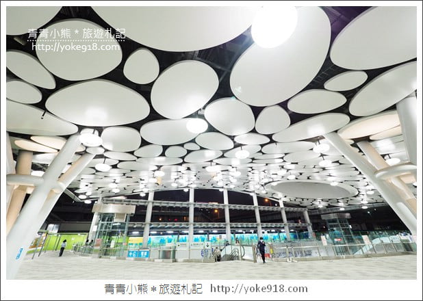 高雄景點》新高雄台鐵火車站．彷彿走進未來世界的時尚森林之中 @青青小熊＊旅遊札記