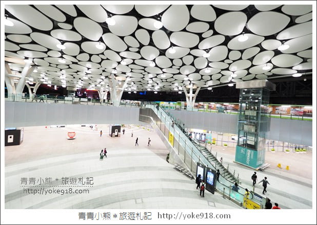 高雄景點》新高雄台鐵火車站.彷彿走進未來世界的時尚森林之中 @青青小熊*旅遊札記 高雄景點》新高雄台鐵火車站.彷彿走進未來世界的時尚森林之中 @青青小熊*旅遊札記