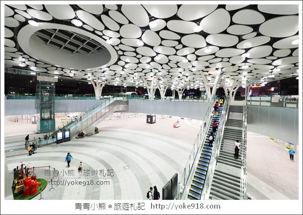高雄景點》新高雄台鐵火車站.彷彿走進未來世界的時尚森林之中 @青青小熊*旅遊札記 高雄景點》新高雄台鐵火車站.彷彿走進未來世界的時尚森林之中 @青青小熊*旅遊札記