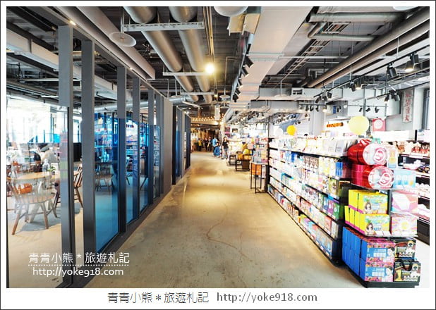 高雄景點》棧貳庫棧伍庫.白色旋轉木馬/摩艾像出沒~拍照散步好去處 @青青小熊*旅遊札記 高雄景點》棧貳庫棧伍庫.白色旋轉木馬/摩艾像出沒~拍照散步好去處 @青青小熊*旅遊札記
