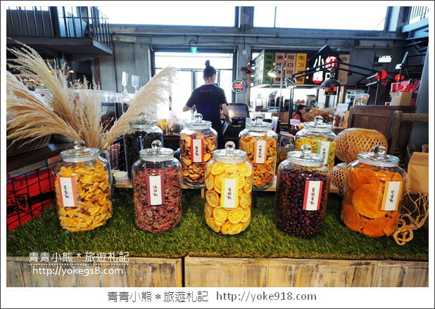 高雄景點》棧貳庫棧伍庫．白色旋轉木馬/摩艾像出沒~拍照散步好去處 @青青小熊＊旅遊札記