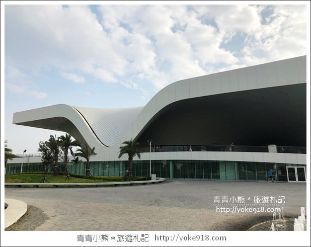 高雄新景點》衛武營國家藝術文化中心.時尚前衛的現代空間 @青青小熊*旅遊札記 高雄新景點》衛武營國家藝術文化中心.時尚前衛的現代空間 @青青小熊*旅遊札記
