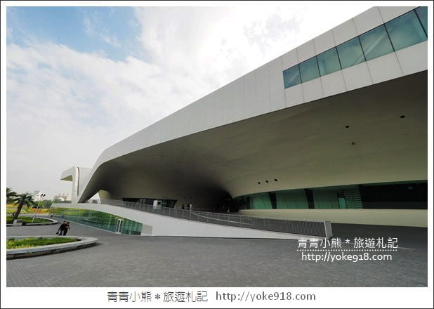 高雄新景點》衛武營國家藝術文化中心.時尚前衛的現代空間 @青青小熊*旅遊札記 高雄新景點》衛武營國家藝術文化中心.時尚前衛的現代空間 @青青小熊*旅遊札記