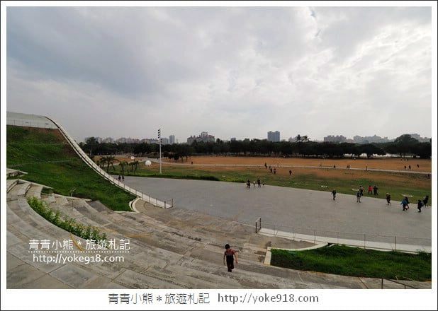 高雄新景點》衛武營國家藝術文化中心.時尚前衛的現代空間 @青青小熊*旅遊札記 高雄新景點》衛武營國家藝術文化中心.時尚前衛的現代空間 @青青小熊*旅遊札記