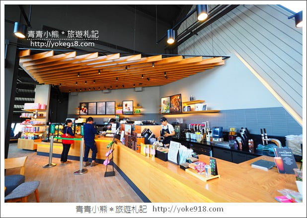 台南新景點》台南星巴克新門市．三角造型斜屋頂好吸睛 @青青小熊＊旅遊札記