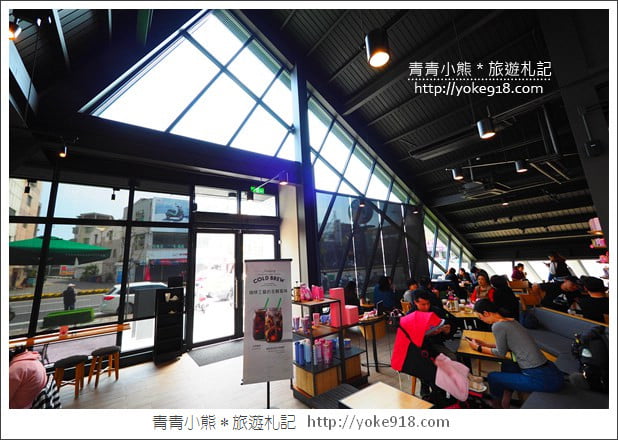台南新景點》台南星巴克新門市.三角造型斜屋頂好吸睛 @青青小熊*旅遊札記 台南新景點》台南星巴克新門市.三角造型斜屋頂好吸睛 @青青小熊*旅遊札記