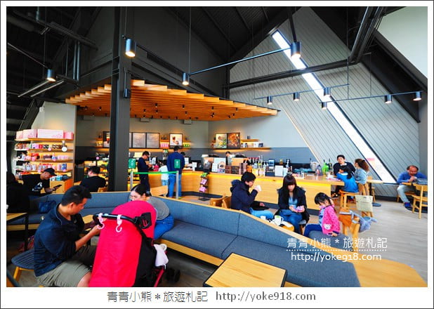 台南新景點》台南星巴克新門市．三角造型斜屋頂好吸睛 @青青小熊＊旅遊札記