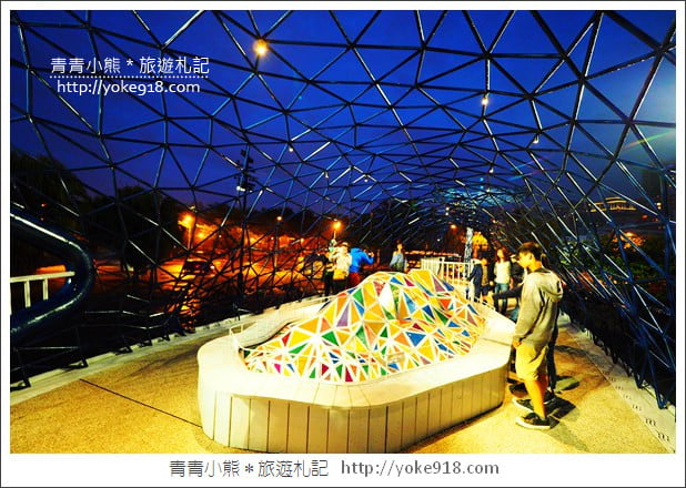 台南景點》大魚的祝福．安平新地標~巨大的鯨魚白天夜晚都美麗 @青青小熊＊旅遊札記