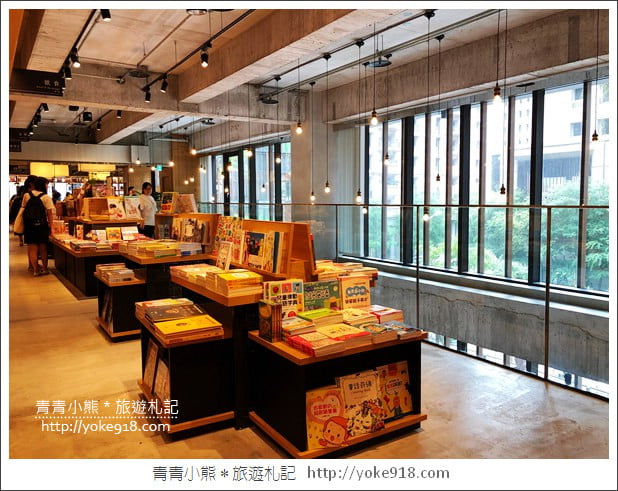 台中景點》全台最美的蔦屋書店TSUTAYA BOOKSTORE~旁邊還有好吃的吳寶春麵店 @青青小熊＊旅遊札記