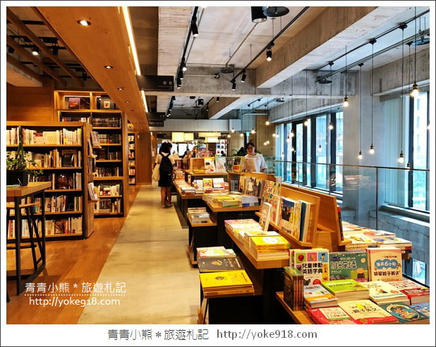 台中景點》全台最美的蔦屋書店TSUTAYA BOOKSTORE~旁邊還有好吃的吳寶春麵店 @青青小熊＊旅遊札記