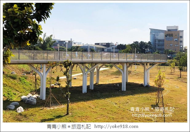 台中景點》水湳普普風濾色地景裝置．最新彩色濾鏡迷宮 @青青小熊＊旅遊札記