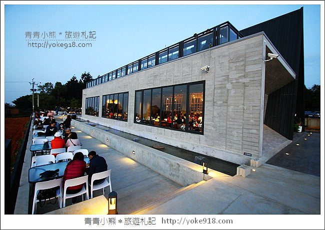 台中沙鹿新景點》黑森林景觀咖啡．台中最新夜景餐廳~三角建築好吸睛 @青青小熊＊旅遊札記