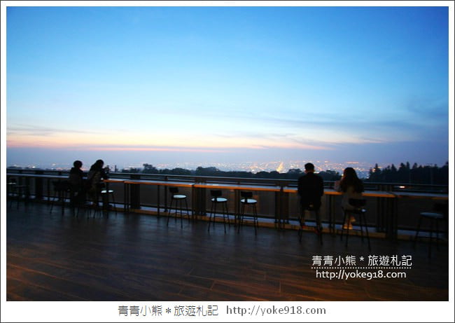 台中沙鹿新景點》黑森林景觀咖啡．台中最新夜景餐廳~三角建築好吸睛 @青青小熊＊旅遊札記