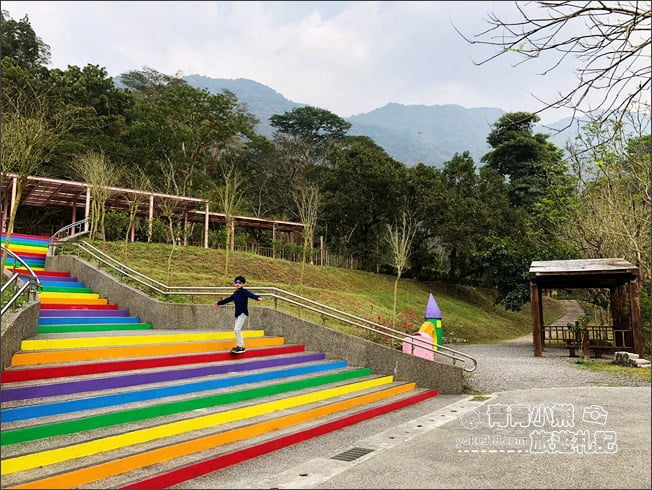 屏東景點》涼山遊憩區.發現哈比人村莊/彩虹巴士站~好玩好拍景點 @青青小熊*旅遊札記 屏東景點》涼山遊憩區.發現哈比人村莊/彩虹巴士站~好玩好拍景點 @青青小熊*旅遊札記