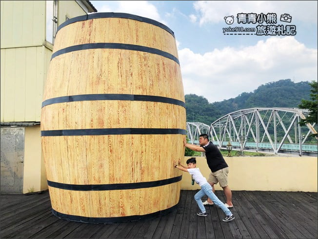 台中景點》鐵道之鄉酒莊．巨大造景好好拍~后豐鐵馬道旁的可愛酒莊 @青青小熊＊旅遊札記
