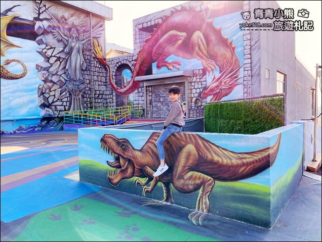 高雄景點》時空之城天台圖龍3D彩繪.最大的立體彩繪(詩舒曼蠶絲文化園區) @青青小熊*旅遊札記 高雄景點》時空之城天台圖龍3D彩繪.最大的立體彩繪(詩舒曼蠶絲文化園區) @青青小熊*旅遊札記