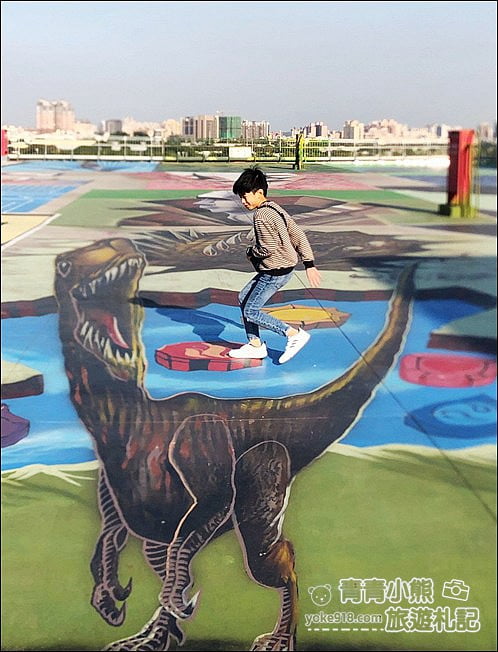 高雄景點》時空之城天台圖龍3D彩繪.最大的立體彩繪(詩舒曼蠶絲文化園區) @青青小熊*旅遊札記 高雄景點》時空之城天台圖龍3D彩繪.最大的立體彩繪(詩舒曼蠶絲文化園區) @青青小熊*旅遊札記