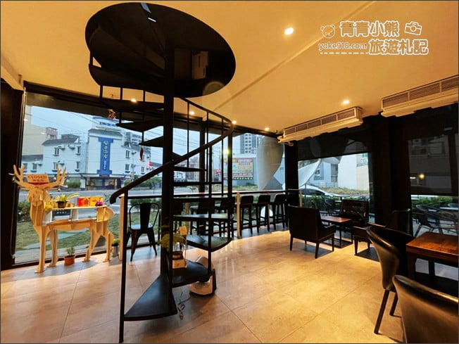 新竹景點》A&J cafe ．黑色巨大禮物盒子~超大白色蝴蝶結，美味甜點就在這 @青青小熊＊旅遊札記