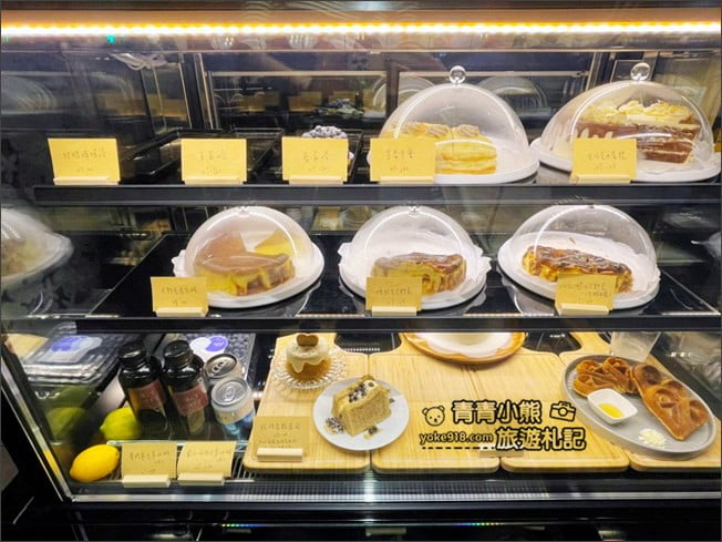 新竹景點》A&J cafe ．黑色巨大禮物盒子~超大白色蝴蝶結，美味甜點就在這 @青青小熊＊旅遊札記