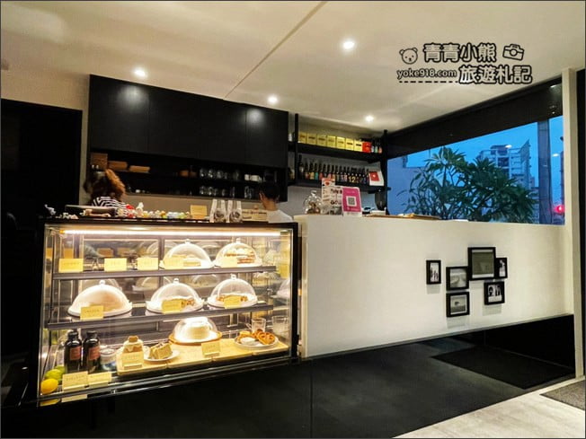 新竹景點》A&J cafe .黑色巨大禮物盒子~超大白色蝴蝶結,美味甜點就在這 @青青小熊*旅遊札記 新竹景點》A&J cafe .黑色巨大禮物盒子~超大白色蝴蝶結,美味甜點就在這 @青青小熊*旅遊札記
